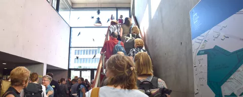 Ein Foto das Teilnehmende eine Gruppe der 1. Bundestagung auf einer Treppe zeigt.